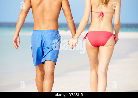 Close Up of Romantic Couple Walking on Tropical Beach Banque D'Images