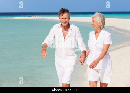 Romantique Senior Couple Walking on Beautiful Tropical Beach Banque D'Images