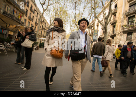 Piétons sur La Rambla - Barcelone, Espagne. Banque D'Images