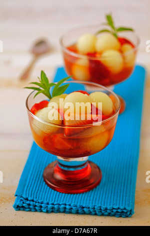 Les Fraises et le melon avec la lumière de la perfusion. Recette disponible. Banque D'Images