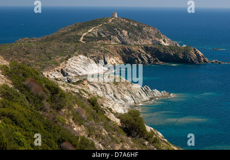 Cap Malfatano et l'Malfatano tour sur la côte sauvage et magnifique de Teulada, province de Cagliari, Sardaigne, Italie Banque D'Images