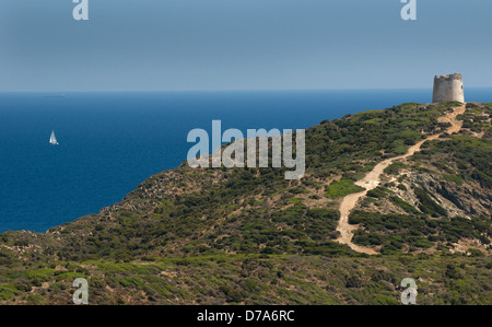 Cap Malfatano et l'Malfatano tour sur la côte sauvage et magnifique de Teulada, province de Cagliari, Sardaigne, Italie Banque D'Images