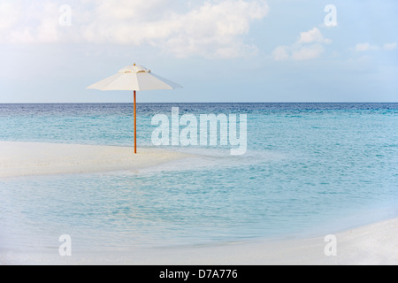 Belle plage déserte avec parasol Banque D'Images