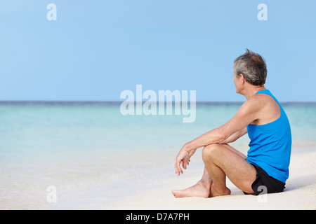 Man de vêtements de sport de détente sur Belle Plage Banque D'Images