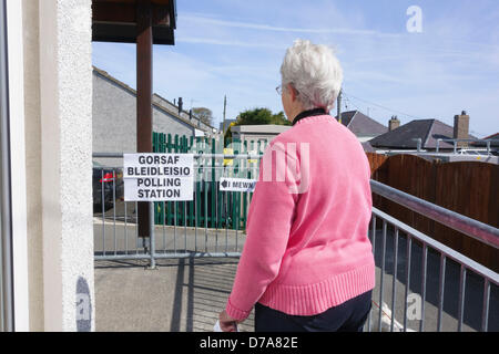 Benllech, Ile d'Anglesey, au Pays de Galles, Royaume-Uni. Jeudi 2 mai 2013. A senior woman voter entre dans le bureau de scrutin dans Lligwy ward à voter lors des élections locales d'Ynys mon conseil de comté. Est le seul conseil d'Anglesey au Pays de Galles où il y aura des élections après avoir été reportée en 2012, lorsque tous les autres conseils gallois ont été élus, afin de permettre un examen électoral de prendre place pour le conseil en difficulté. Credit : Realimage /Alamy Live News Banque D'Images