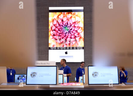 Les employés d'Apple sont dans le premier Apple Store au Kurfuerstendamm à Berlin, Allemagne, 02 mai 2013. Le magasin sera ouvert le 03 mai. Photo : KAY NIETFELD Banque D'Images