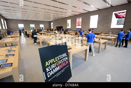 Les représentants des médias sont dans le premier Apple Store au Kurfuerstendamm à Berlin, Allemagne, 02 mai 2013. Le magasin sera ouvert le 03 mai. Photo : KAY NIETFELD Banque D'Images