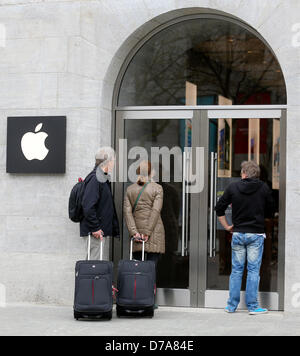 Les gens sont devant le premier Apple Store au Kurfuerstendamm à Berlin, Allemagne, 02 mai 2013. Le magasin sera ouvert le 03 mai. Photo : KAY NIETFELD Banque D'Images