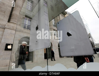 Les gens sont devant le premier Apple Store au Kurfuerstendamm à Berlin, Allemagne, 02 mai 2013. Le magasin sera ouvert le 03 mai. Photo : KAY NIETFELD Banque D'Images