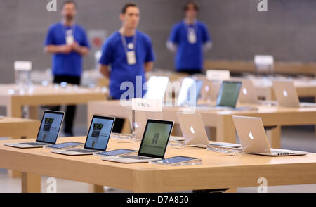 Les employés d'Apple sont dans le premier Apple Store au Kurfuerstendamm à Berlin, Allemagne, 02 mai 2013. Le magasin sera ouvert le 03 mai. Photo : KAY NIETFELD Banque D'Images