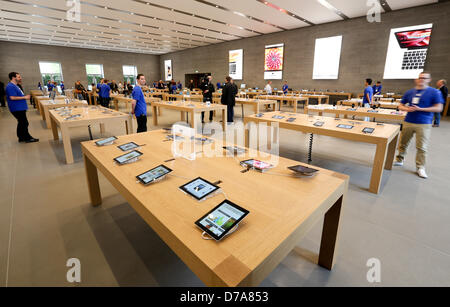 Les employés d'Apple sont dans le premier Apple Store au Kurfuerstendamm à Berlin, Allemagne, 02 mai 2013. Le magasin sera ouvert le 03 mai. Photo : KAY NIETFELD Banque D'Images