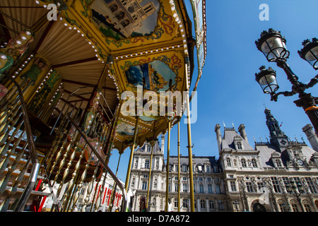 Carousel près de la mairie de Paris, France Banque D'Images