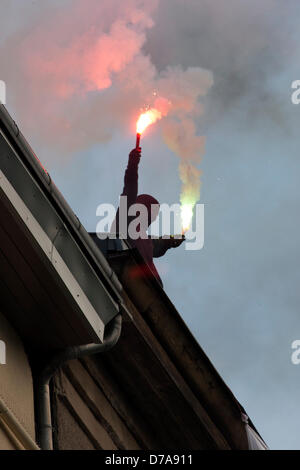 Berlin, Allemagne. 2e mai 2013. Un homme masqué les fusées des feux sur un toit alors que les manifestants durant la fête du travail manifestations à Berlin, Allemagne. Credit : Rey T. Byhre / Alamy Live News Banque D'Images