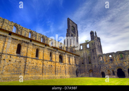 Vestiges d'un monastère cistercien historique - Kirkstall Abbey image HDR Banque D'Images