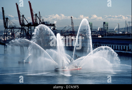 Un Los Angeles City Fire Department fireboat teste son matériel d'incendie et effectue plusieurs jets d'eau dans le Port de Los Angeles en Californie. Banque D'Images