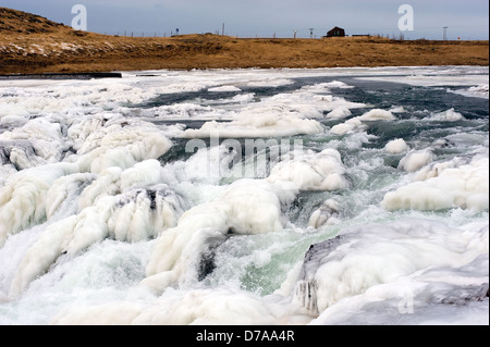 Une cascade gelée dans un fleuve sauvage de l'Islande en hiver Banque D'Images