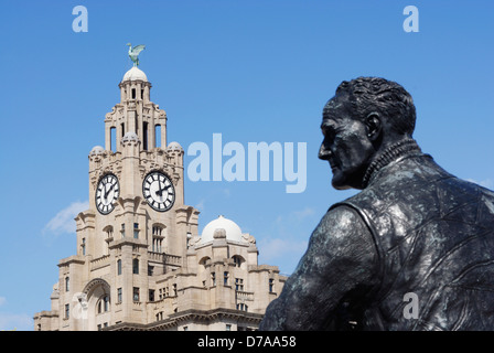 Statue en bronze de capitaine F.J.Walker situé à Pier Head, Liverpool en face de l'emblématique des bâtiments connus comme les Trois Grâces Banque D'Images