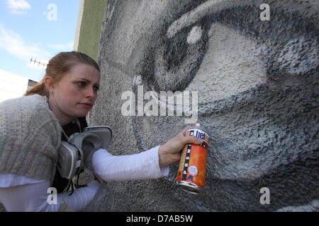 Sheffield, Royaume-Uni. 2 mai 2013 : l'artiste graffiti professionnel, Sarah Yates met la dernière main à son 42ft fresque de Sheffield's Harry Brearley sur le côté de la ville, l'hôtel Howard pour commémorer 100 ans depuis la découverte de l'acier inoxydable. Brearley ont découvert l'acier inoxydable à Sheffield, en 1913. Sarah, aussi connu comme Faunagraphic, est l'un des rares artistes graffiti britannique professionnel. Credit : Matthew Taylor / Alamy Live News Banque D'Images