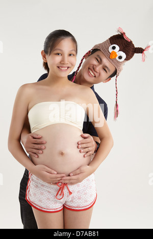 Smiling mari hugging her pregnant wife Banque D'Images