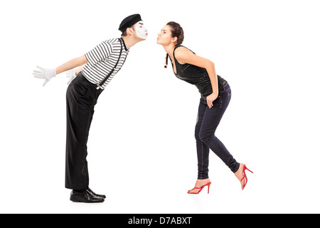 Portrait d'un homme mime et une jeune femme sur le point de baiser isolé sur fond blanc Banque D'Images