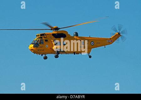 HAR.3 Sea King XZ587 en vol à sa base d'origine à RAF Lossiemouth, murène. L'Écosse. 9014 SCO Banque D'Images