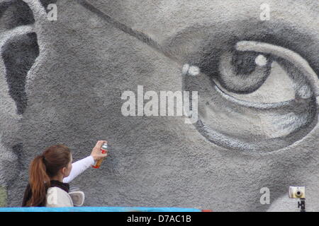 Sheffield, Royaume-Uni. 2 mai 2013 : l'artiste graffiti professionnel, Sarah Yates met la dernière main à son 42ft fresque de Sheffield's Harry Brearley sur le côté de la ville, l'hôtel Howard pour commémorer 100 ans depuis la découverte de l'acier inoxydable. Brearley ont découvert l'acier inoxydable à Sheffield, en 1913. Sarah, aussi connu comme Faunagraphic, est l'un des rares artistes graffiti britannique professionnel. Credit : Matthew Taylor / Alamy Live News Banque D'Images