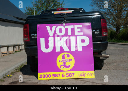 Willingham, Cambridgeshire, Royaume-Uni. 2e mai 2013. Le UK Independence Party faire un dernier effort dans les élections locales en laissant de grandes pancartes sur un véhicule en face du bureau de vote à Willingham Cambridgeshire UK 2 mai 2013. La région a été un bastion conservateur mais à proximité gaz Ramsey été la seule autorité de gestion de l'UKIP en Grande-Bretagne. Credit : Julian Eales / Alamy Live News Banque D'Images