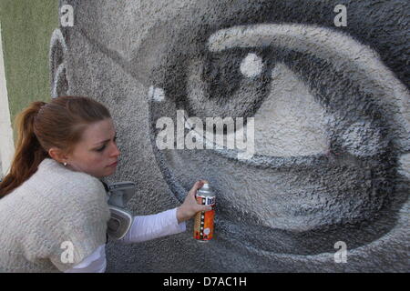 Sheffield, Royaume-Uni. 2 mai 2013 : l'artiste graffiti professionnel, Sarah Yates met la dernière main à son 42ft fresque de Sheffield's Harry Brearley sur le côté de la ville, l'hôtel Howard pour commémorer 100 ans depuis la découverte de l'acier inoxydable. Brearley ont découvert l'acier inoxydable à Sheffield, en 1913. Sarah, aussi connu comme Faunagraphic, est l'un des rares artistes graffiti britannique professionnel. Credit : Matthew Taylor / Alamy Live News Banque D'Images