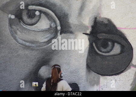 2 mai 2013 : l'artiste graffiti professionnel, Sarah Yates met la dernière main à son 42ft fresque de Sheffield's Harry Brearley sur le côté de la ville, l'hôtel Howard pour commémorer 100 ans depuis la découverte de l'acier inoxydable. Brearley ont découvert l'acier inoxydable à Sheffield, en 1913. Sarah, aussi connu comme Faunagraphic, est l'un des rares artistes graffiti britannique professionnel. Banque D'Images