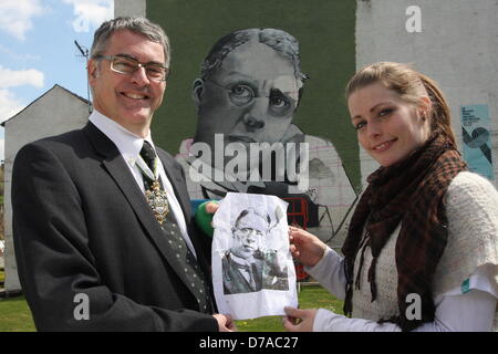 Sheffield, Royaume-Uni. 2 mai 2013 : Maître de Sheffield Cutler, Neil MacDonald et Graffiti artiste, Sarah Yates dévoiler une 42ft murale sur le côté de l'hôtel Howard de Sheffield qui commémore Harry Brearley qui a découvert l'acier inoxydable dans la ville en 1913. Sheffield est l'hôte d'un programme de l'année des activités de célébration pour marquer 100 ans depuis la découverte de l'acier inoxydable.Cette murale fait partie de ces festivités.Sarah est également connu comme Faunagraphic. Credit : Matthew Taylor / Alamy Live News Banque D'Images