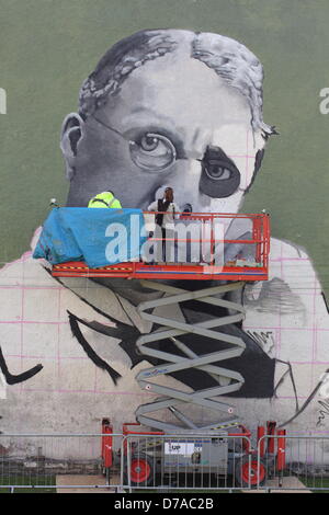 Sheffield, Royaume-Uni. 2 mai 2013 : l'artiste graffiti professionnel, Sarah Yates met la dernière main à son 42ft fresque de Sheffield's Harry Brearley sur le côté de la ville, l'hôtel Howard pour commémorer 100 ans depuis la découverte de l'acier inoxydable. Brearley ont découvert l'acier inoxydable à Sheffield, en 1913. Sarah, aussi connu comme Faunagraphic, est l'un des rares artistes graffiti britannique professionnel. Credit : Matthew Taylor / Alamy Live News Banque D'Images