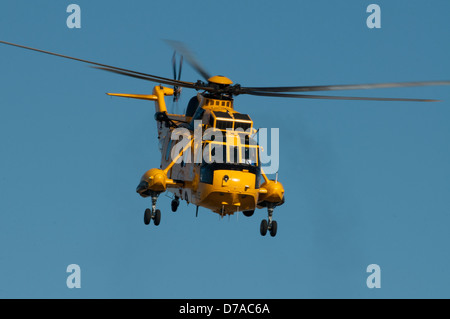 HAR.3 Sea King XZ587 en vol à sa base d'origine à RAF Lossiemouth, murène. L'Écosse. 9016 SCO Banque D'Images