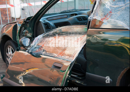 Accident de voiture coupé porte de dégagement d'incendie et de sauvetage Banque D'Images