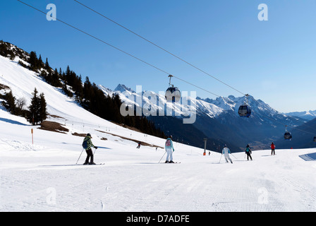 Skieurs sur le domaine skiable de Gampen en haut de la téléphérique de Nasserein Bahn, St Anton, dans la région autrichienne du Tyrol Banque D'Images