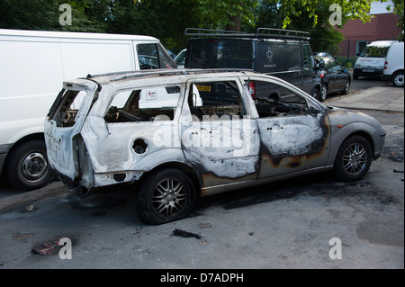 Salon de voiture brûlée après l'incendie criminel riot Banque D'Images