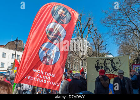 Londres, Royaume-Uni. 1er mai 2013. Les membres de l'Angleterre Centre Culturel Alevi sont au mois de mars. Credit : kaan diskaya / Alamy Live News Banque D'Images