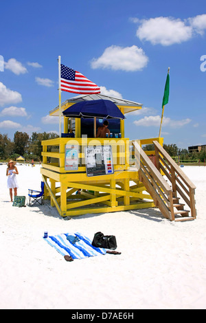 Lifeguard tower jaune sur Siesta Key public Beach en Floride Banque D'Images