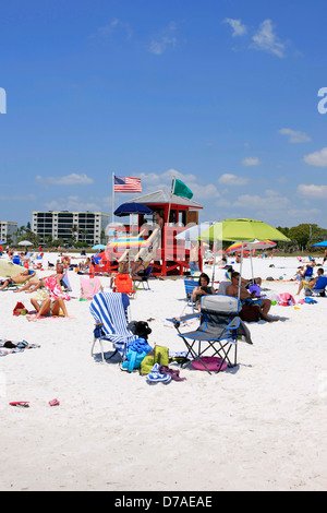 La tour rouge Lifeguard sur Siesta Key public Beach en Floride Banque D'Images