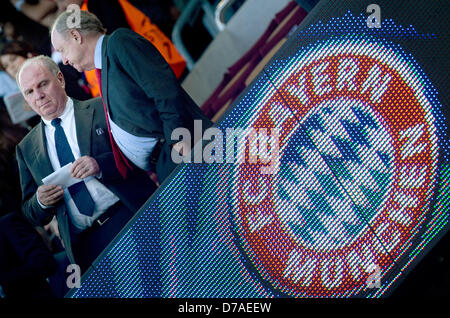 Barcelone, Espagne. 1er mai 2013. Président de Munich Uli Hoeness (L) et deuxième vice-président Rudolf Schels (R) vu sur les stands avant la demi-finale de l'UEFA Champions League second leg match de foot entre FC Barcelona et le FC Bayern Munich à Camp Nou à Barcelone, Espagne, 01 mai 2013. Photo : Peter Kneffel/dpa/Alamy Live News Banque D'Images