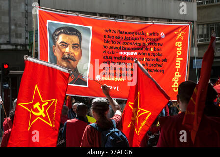 Londres, Royaume-Uni. 1er mai 2013. Les groupes sont à pied de Clerkenwell Green à Trafalgar Square. Credit : kaan diskaya / Alamy Live News Banque D'Images