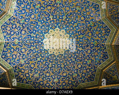Dôme de la mosquée, ornements orientaux de Sheikh Loft Allah mosquée à Isfahan, Iran Banque D'Images
