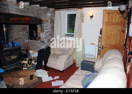 Ceinws, UK. 2e mai 2013. Photo de l'intérieur le salon dans Mark Bridger's house en Ceinws près de Machynlleth, Mid Wales. Le jury dans le procès de l'homme accusé du meurtre de cinq ans en avril Jones une attaque à motivation sexuelle a rendu visite à son domicile. Mark Bridger, 47, d'Ceinws, Powys, refuse l'enlèvement et l'assassinat d'avril, qui a disparu à son domicile de Machynlleth, le 1 er octobre 2012. Les jurés sont arrivés à voir des endroits clés dans le cadre de l'affaire avant de se diriger vers la maison du défendeur à proximité. Credit : D Legakis / Alamy Live News Banque D'Images