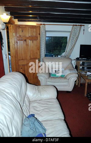 Ceinws, UK. 2e mai 2013. Photo de l'intérieur le salon dans Mark Bridger's house en Ceinws près de Machynlleth, Mid Wales. Le jury dans le procès de l'homme accusé du meurtre de cinq ans en avril Jones une attaque à motivation sexuelle a rendu visite à son domicile. Mark Bridger, 47, d'Ceinws, Powys, refuse l'enlèvement et l'assassinat d'avril, qui a disparu à son domicile de Machynlleth, le 1 er octobre 2012. Les jurés sont arrivés à voir des endroits clés dans le cadre de l'affaire avant de se diriger vers la maison du défendeur à proximité. Credit : D Legakis / Alamy Live News Banque D'Images