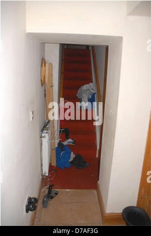 Ceinws, UK. 2e mai 2013. Tourné à l'intérieur de l'escalier dans la maison de Mark Bridger dans Ceinws près de Machynlleth, Mid Wales. Le jury dans le procès de l'homme accusé du meurtre de cinq ans en avril Jones une attaque à motivation sexuelle a rendu visite à son domicile. Mark Bridger, 47, d'Ceinws, Powys, refuse l'enlèvement et l'assassinat d'avril, qui a disparu à son domicile de Machynlleth, le 1 er octobre 2012. Les jurés sont arrivés à voir des endroits clés dans le cadre de l'affaire avant de se diriger vers la maison du défendeur à proximité. Credit : D Legakis / Alamy Live News Banque D'Images