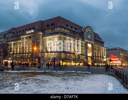 Magasin KaDeWe Tauentzienstrasse,la nuit,Berlin,Allemagne Banque D'Images