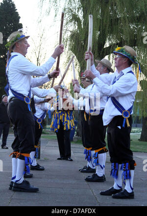 Peterborough, Royaume-Uni. 1er mai 2013. Le Peterborough Morris groupe exécutant la danse de l'aube sur le quai à Peterborough, Cambridgeshire. Ceci est fait pour le premier mai à accueillir le soleil avant l'été de la danse Morris est une forme de English Folk Dance avec les danseurs portant des électrodes sur leurs tibias bell et utilisent souvent des mouchoirs et des bâtons dans leurs routines. Pic : Paul Marriott Photography/Alamy Live News Banque D'Images