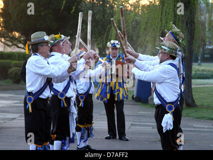 Peterborough, Royaume-Uni. 1er mai 2013. Le Peterborough Morris groupe exécutant la danse de l'aube sur le quai à Peterborough, Cambridgeshire. Ceci est fait pour le premier mai à accueillir le soleil avant l'été de la danse Morris est une forme de English Folk Dance avec les danseurs portant des électrodes sur leurs tibias bell et utilisent souvent des mouchoirs et des bâtons dans leurs routines. Pic : Paul Marriott Photography/Alamy Live News Banque D'Images