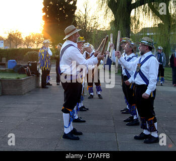 Peterborough, Royaume-Uni. 1er mai 2013. Le Peterborough Morris groupe exécutant la danse de l'aube sur le quai à Peterborough, Cambridgeshire. Ceci est fait pour le premier mai à accueillir le soleil avant l'été de la danse Morris est une forme de English Folk Dance avec les danseurs portant des électrodes sur leurs tibias bell et utilisent souvent des mouchoirs et des bâtons dans leurs routines. Pic : Paul Marriott Photography/Alamy Live News Banque D'Images