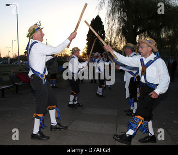 Peterborough, Royaume-Uni. 1er mai 2013. Le Peterborough Morris groupe exécutant la danse de l'aube sur le quai à Peterborough, Cambridgeshire. Ceci est fait pour le premier mai à accueillir le soleil avant l'été de la danse Morris est une forme de English Folk Dance avec les danseurs portant des électrodes sur leurs tibias bell et utilisent souvent des mouchoirs et des bâtons dans leurs routines. Pic : Paul Marriott Photography/Alamy Live News Banque D'Images