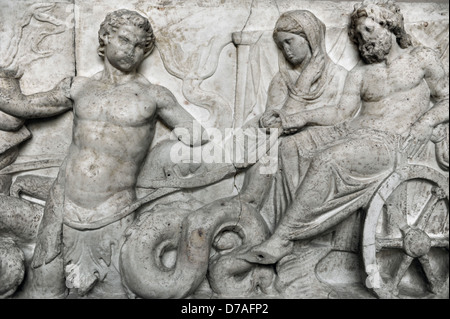 Domitius Ahenobarbus de l'autel. Mariage de Poséidon et Amphitrite dans la suite nuptiale et de transport, des tritons. Panneau avant. 2e siècle. Banque D'Images